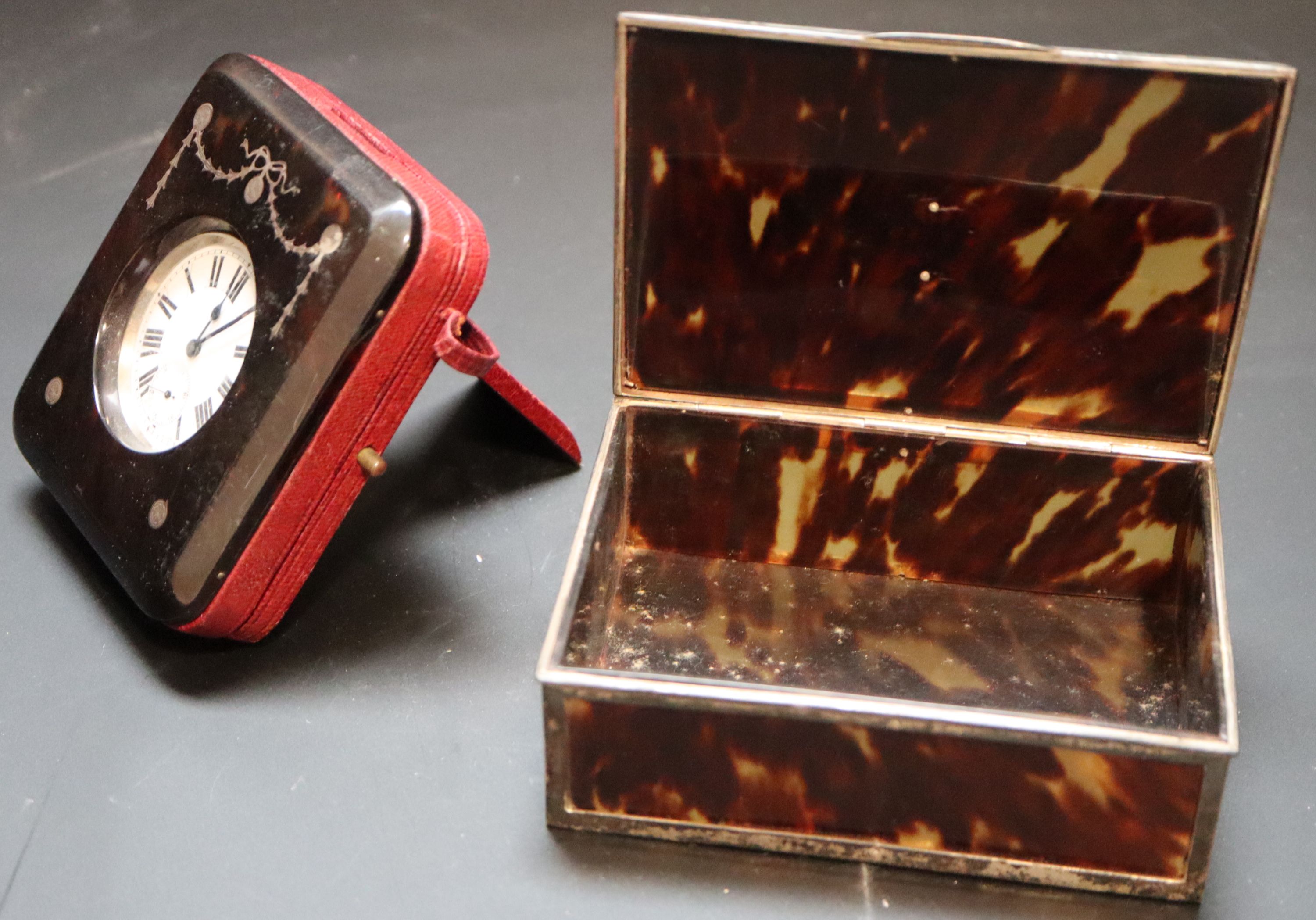 A George V silver mounted tortoiseshell casket, 94mm.
